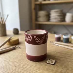 🌿 Tazza Artigianale in Ceramica con Incisione Foglie – Rosso Bordeos & Bianco